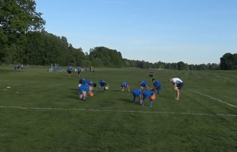 Spring och studsa bollen på olika sätt